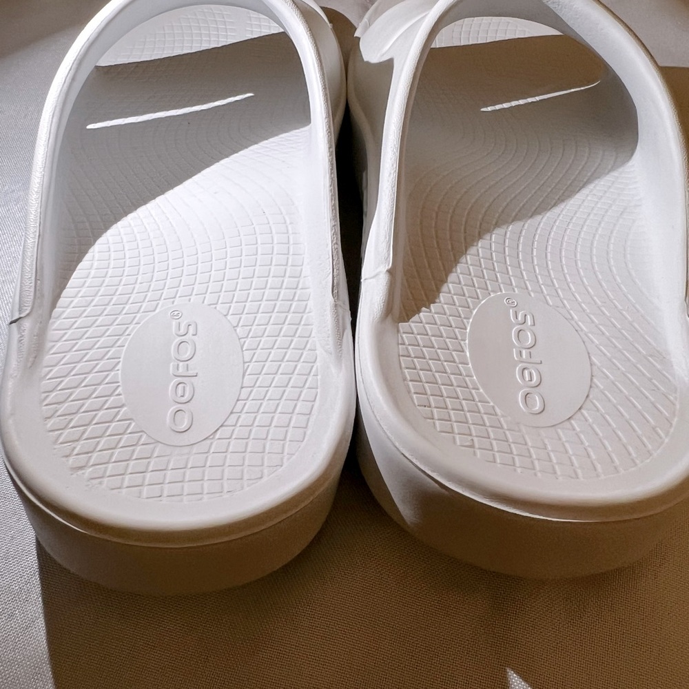 OOFOS Women's OOahh Luxe Slide Sandal - White - 9 - Picture 6 of 9